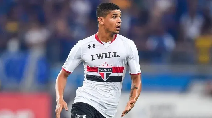 Perda de pontos foi referente à contratação do volante Denílson, ex-São Paulo (Foto: Getty Images)