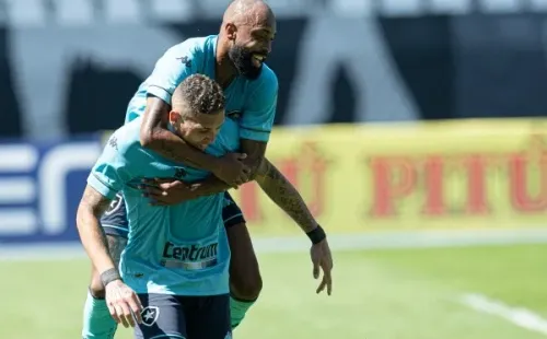 RJ - Rio de Janeiro - 22/08/2021 - BRASILEIRO B 2021, BOTAFOGO X VILA NOVA-GO - Rafael Navarro jogador do Botafogo comemora seu gol com Chay jogador da sua equipe durante partida contra o Vila Nova-GO no estadio Engenhao pelo campeonato Brasileiro B 2021. Foto: Jorge Rodrigues/AGIF