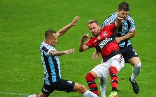 RS - Porto Alegre - 25/08/2021 - COPA DO BRASIL 2021, GREMIO X FLAMENGO - Kannemann e Rafinha jogadores do Gremio disputam lance com Everton Ribeiro jogador do Flamengo durante partida no estadio Arena do Gremio pelo campeonato Copa do Brasil 2021. Foto: Pedro H. Tesch/AGIF