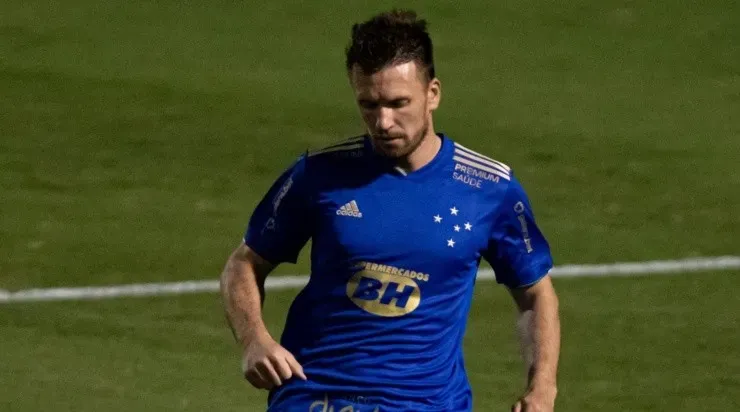 Eduardo Brock, zagueiro do Cruzeiro (Foto: Rebeca Reis/AGIF)