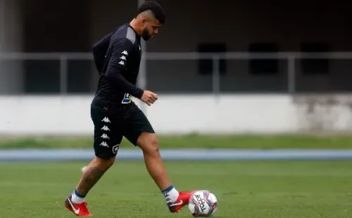 Barreto durante treino no Nilton Santos