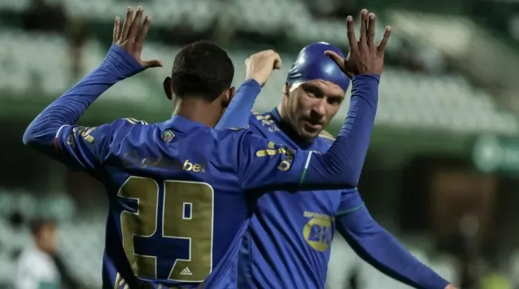 Jogadores do Cruzeiro comemoram gol diante do Coritiba (Foto: Robson Mafra/AGIF)