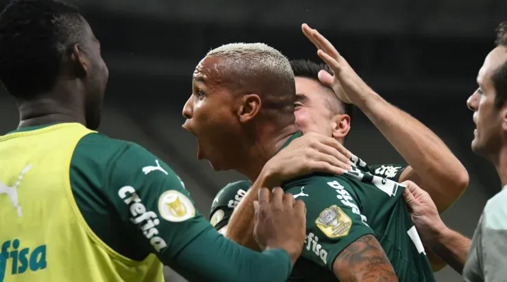 Deyverson comemora com os companheiros o gol marcado contra o Ceará (Foto: Kely Pereira/AGIF)