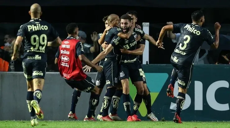 Jogadores do Santos comemoram gol (Foto: Getty Images)