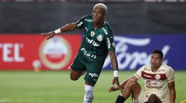 Danilo comemora gol com a camisa do Palmeiras (Foto: Getty Images)