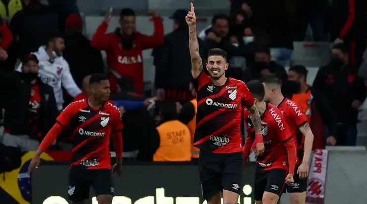 Comemoração dos jogadores do Athletico (Foto: Getty Images)