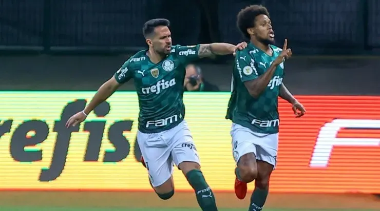 Luiz Adriano pediu silêncio na comemoração do gol contra o Sport (Foto: Marcello Zambrana/AGIF)