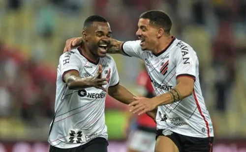 Nikão marcou dois gols na vitória contra o Flamengo