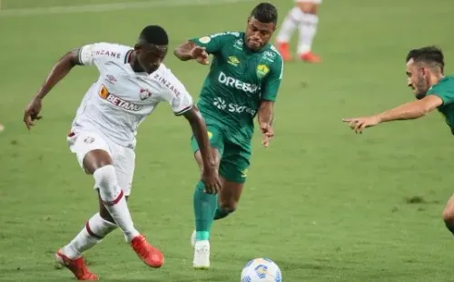 MT - Cuiaba - 20/09/2021 - BRASILEIRO A 2021, CUIABA X FLUMINENSE - Luiz Henrique jogador do Cuiaba disputa lance com Auremir jogador do Fluminense durante partida no estadio Arena Pantanal pelo campeonato Brasileiro A 2021. Foto: Gil Gomes/AGIF