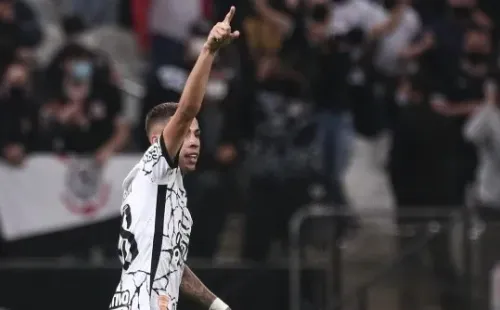 SP - Sao Paulo - 13/10/2021 - BRASILEIRO A 2021, CORINTHIANS X FLUMINENSE - Gabriel Pereira jogador do Corinthians comemora seu gol durante partida contra o Fluminense no estadio Arena Corinthians pelo campeonato Brasileiro A 2021. Foto: Ettore Chiereguini/AGIF