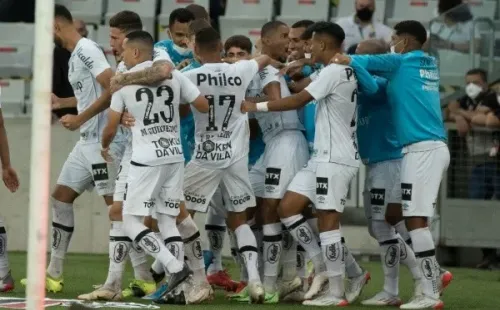 Santos comemorando gol. (Foto: Robson Mafra/AGIF)