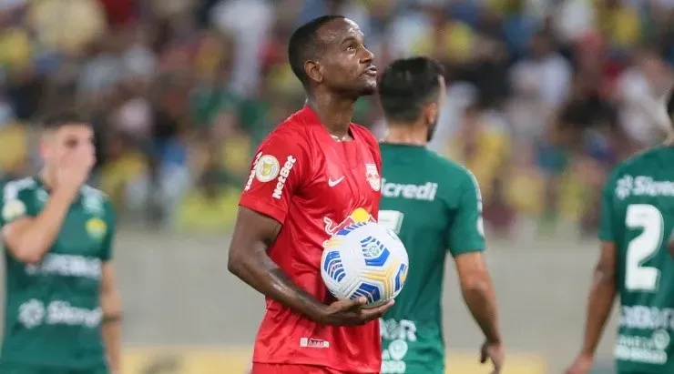 Helinho desperdiçou a cobrança que poderia ter decidido o jogo (Foto: Gil Gomes/AGIF)