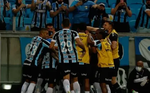 RS - Porto Alegre - 17/10/2021 - BRASILEIRO A 2021 - GREMIO X JUVENTUDE - Douglas Costa jogador do Gremio comemora seu gol com jogadores do seu time durante partida contra o Juventude no estadio Arena do Gremio pelo campeonato Brasileiro A 2021. Foto: Maxi Franzoi/AGIF