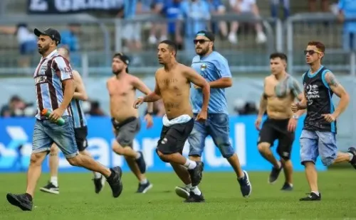 RS - Porto Alegre - 31/10/2021 - BRASILEIRO A 2021, GREMIO X PALMEIRAS - Tumulto entre a torcida do Gremio durante partida no estadio Arena do Gremio pelo campeonato Brasileiro A 2021. Foto: Pedro H. Tesch/AGIF