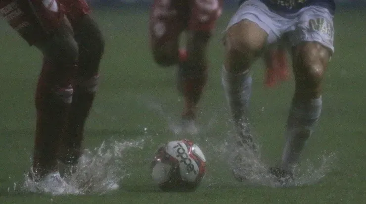 Campo do Independência estava encharcado no início do jogo (Foto: Fernando Moreno/AGIF)