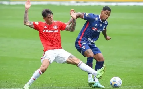 RS - Porto Alegre - 19/09/2021 - BRASILEIRO A 2021, INTERNACIONAL X FORTALEZA - Saravia jogador do Internacional disputa lance com David jogador do Fortaleza durante partida no estadio Beira-Rio pelo campeonato Brasileiro A 2021. Foto: Pedro H. Tesch/AGIF