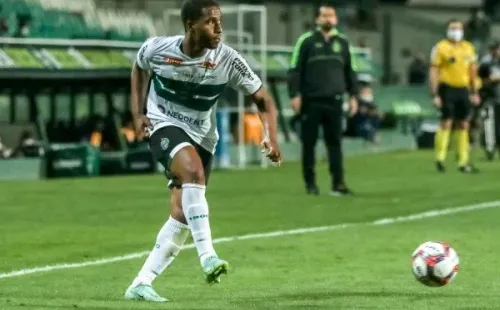 Foto: Robson Mafra/AGIF – Matheus Sales se recuperou e disputa com Bochecha a vaga deixada por Val