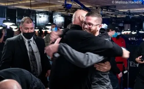 O abraço dos campeões (Foto: Melissa Haereiti/PokerNews)
