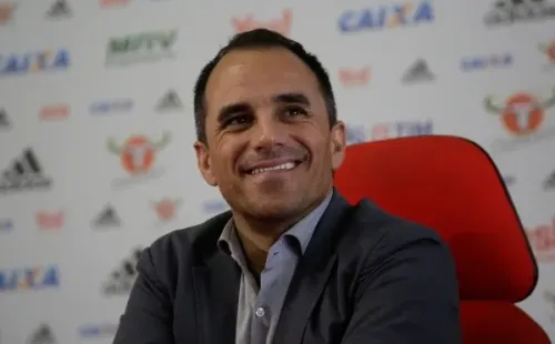 Foto: Luciano Belford/AGIF - o árbitro colocou na súmula do jogo contra o Santos que o diretor teria chutado a porta da cabine do VAR