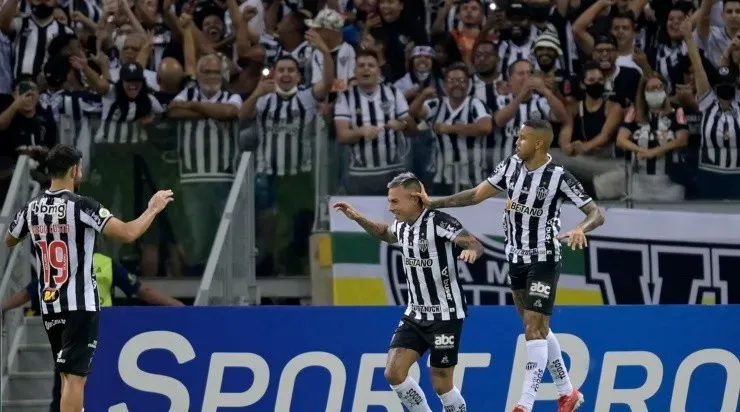 Jogadores do Galo comemoram um dos gols da vitória sobre o Grêmio (Foto: Getty Images)