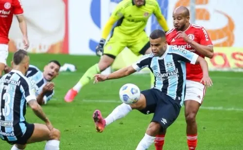RS - Porto Alegre - 10/07/2021 - BRASILEIRO A 2021, GREMIO X INTERNACIONAL - Alisson jogador do Gremio disputa lance com Patrick jogador do Internacional durante partida no estadio Arena do Gremio pelo campeonato Brasileiro A 2021. Foto: Pedro H. Tesch/AGIF