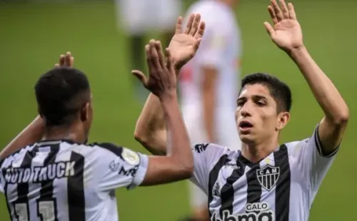 Para comentarista de abritragem, Savarino estava irregular no lance que origina o pênalti do Atlético-MG (Foto: AGIF)