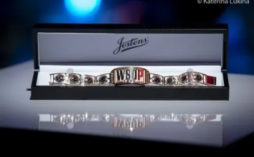 Bracelete do Main Event (Foto: Katerina Lukina/PokerNews)