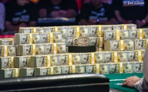 Premiação na mesa final da WSOP (Foto: Joe Giron/PokerNews)