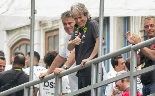 RJ - Rio de Janeiro - 24/11/2019 - Desfile do Flamengo - O tecnico Jorge Jesus na chegada do onibus do time do Flamengo para o desfile em carro aberto pela avenida Presidente Vargas no centro da cidade em comemoracao pelo campeonato da Copa Libertadores da America 2019. Foto: Barbara Dias/AGIF