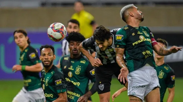 Jogadores do América-MG em campo (Foto: Getty Images)