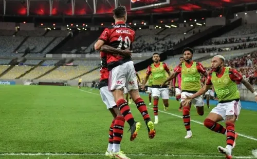 RJ - Rio de Janeiro - 30/10/2021 - BRASILEIRO A 2021, FLAMENGO X ATLETICO-MG - Michael jogador do Flamengo comemora seu gol com jogadores do seu time durante partida contra o Atletico-MG no estadio Maracana pelo campeonato Brasileiro A 2021. Foto: Thiago Ribeiro/AGIF