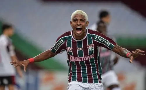 John Kennedy retorna ao Fluminense após cumprir suspensão