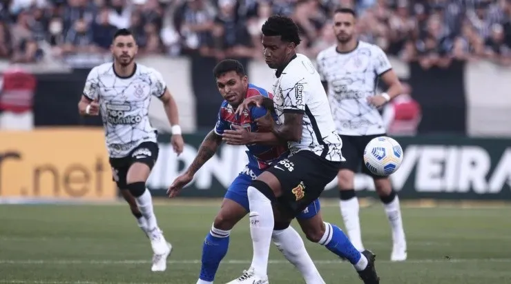 Jogadores de Corinthians e Fortaleza disputam a bola dentro de campo (Foto: Ettore Chiereguini/AGIF)