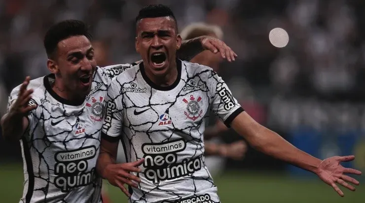 Cantillo comemora o gol marcado contra o Fortaleza (Foto: Ettore Chiereguini/AGIF)