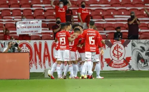 RS - Porto Alegre - 13/10/2021 - BRASILEIRO A 2021, INTERNACIONAL X AMERICA-MG - Patrick jogador do Internacional comemora seu gol com jogadores do seu time durante partida contra o America-MG no estadio Beira-Rio pelo campeonato Brasileiro A 2021. Foto: Maxi Franzoi/AGIF