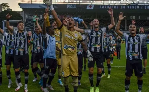 Foto: (Thiago Ribeiro/AGIF) - Jogadores do Botafogo comemoram com sua torcida a vitória histórica contra o Vasco