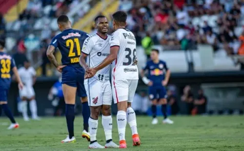 Nikão comemorando gol pelo Athletico-PR. (Foto: Diogo Reis/AGIF)