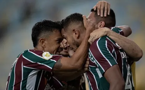Jorge Rodrigues/AGIF – Jogadores do Fluminense comemorando o gol de David Braz em cima do Sport, na noite deste sábado (6), no Maracanã.