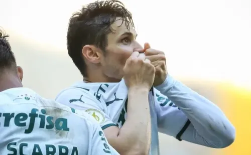 Foto:Pedro H. Tesch/AGIF – Veiga comemora golaço do Palmeiras em clássico na Vila Belmiro contra o Santos
