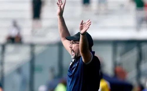 Enderson quer manter foco da equipe na Série B