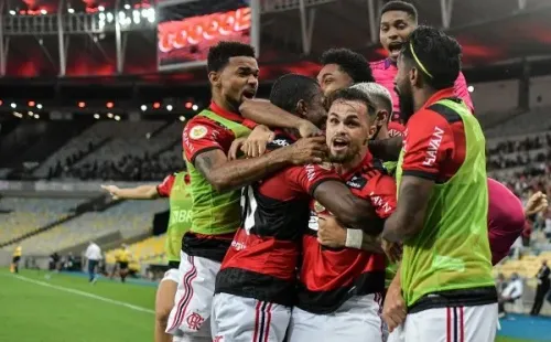 Flamengo comemorando gol. (Foto: Thiago Ribeiro/AGIF)
