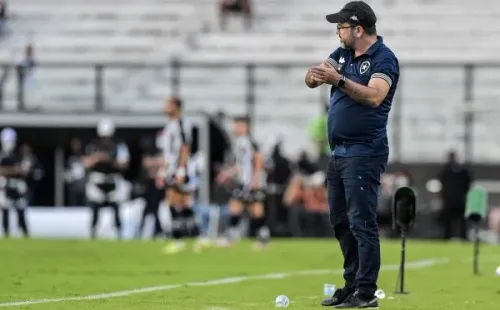 Enderson exaltou o elenco e o clube em coletiva