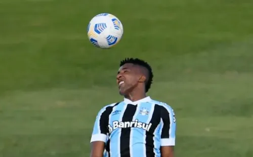 Foto: Mateus Bonomi/AGIF - O jogador foi expulso após a confusão no clássico