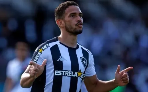 Foto: Vitor Silva/Botafogo – Meia comemora um dos dois gols diante do Vasco em São Januário