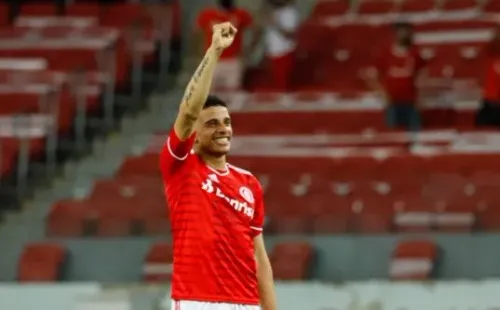 RS - Porto Alegre - 13/10/2021 - BRASILEIRO A 2021, INTERNACIONAL X AMERICA-MG - Taison jogador do Internacional comemora com a torcida apos a partida contra o America-MG no estadio Beira-Rio pelo campeonato Brasileiro A 2021. Foto: Maxi Franzoi/AGIF