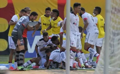 Vitória comemorando gol. (Foto: Jhony Pinho/AGIF)