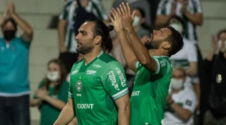 Comemoração dos jogadores do Coxa (Foto: Robson Mafra/AGIF)