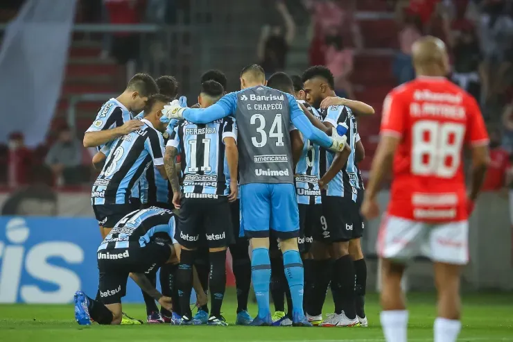 Jogadores do Grêmio, no Gre-Nal. (Foto: Pedro H. Tesch/AGIF)