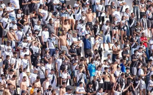 Torcida da Ponte Preta na arquibancada. (Foto: Diogo Reis/AGIF)