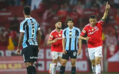 RS - Porto Alegre - 06/11/2021 - BRASILEIRO A 2021, INTERNACIONAL X GREMIO - Taison jogador do Internacional comemora seu gol durante partida contra o Gremio no estadio Beira-Rio pelo campeonato Brasileiro A 2021. Foto: Pedro H. Tesch/AGIF